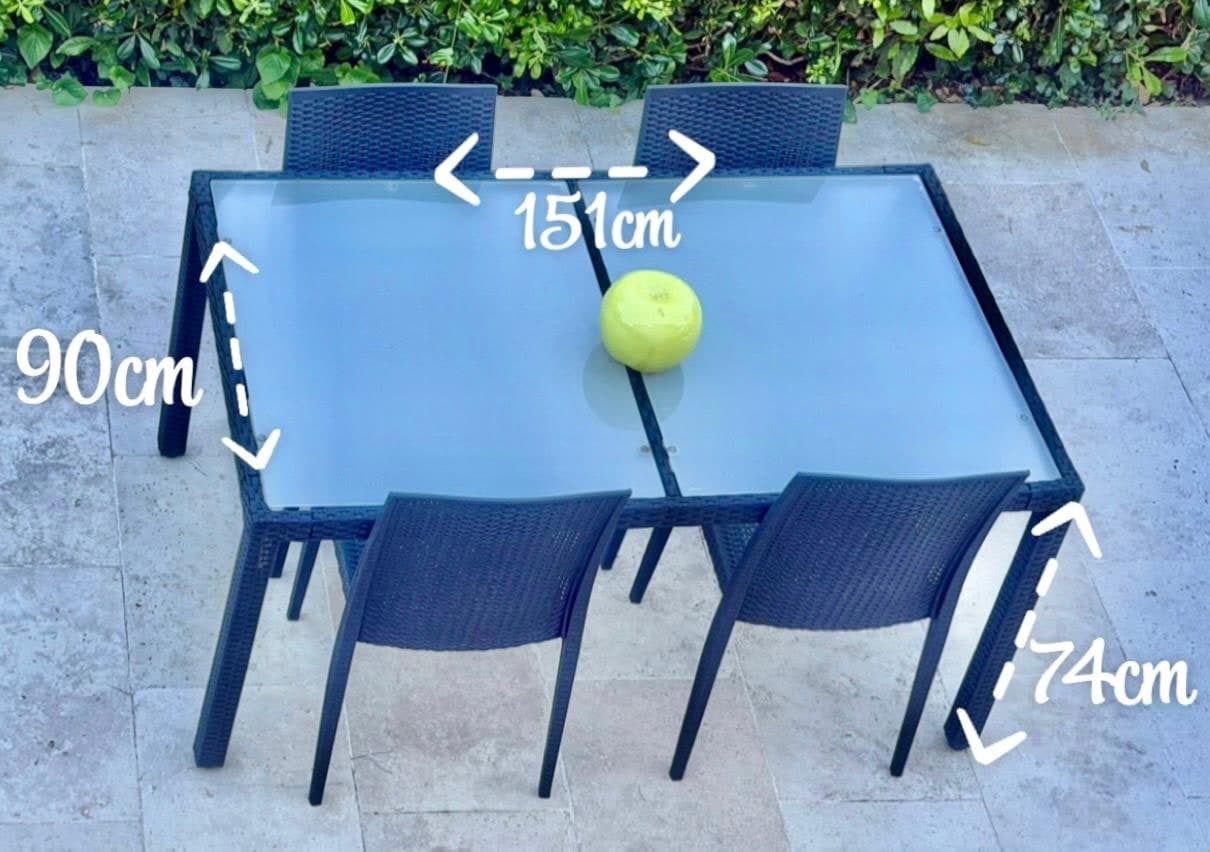Vend table SANS LES CHAISES en verre et osier à Antibes — 140 €