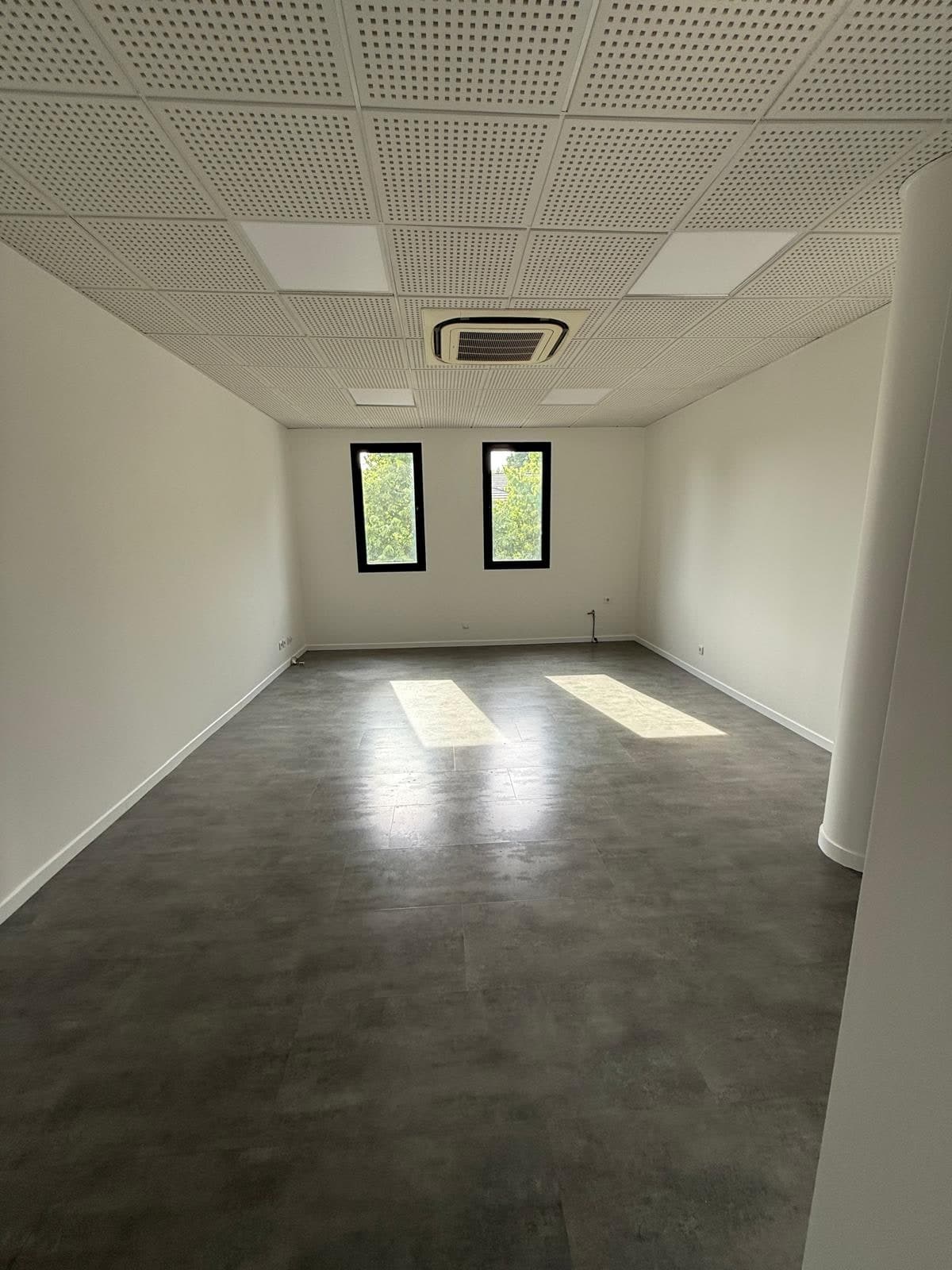 Location local à Bailly-Romainvilliers — 1 000 €