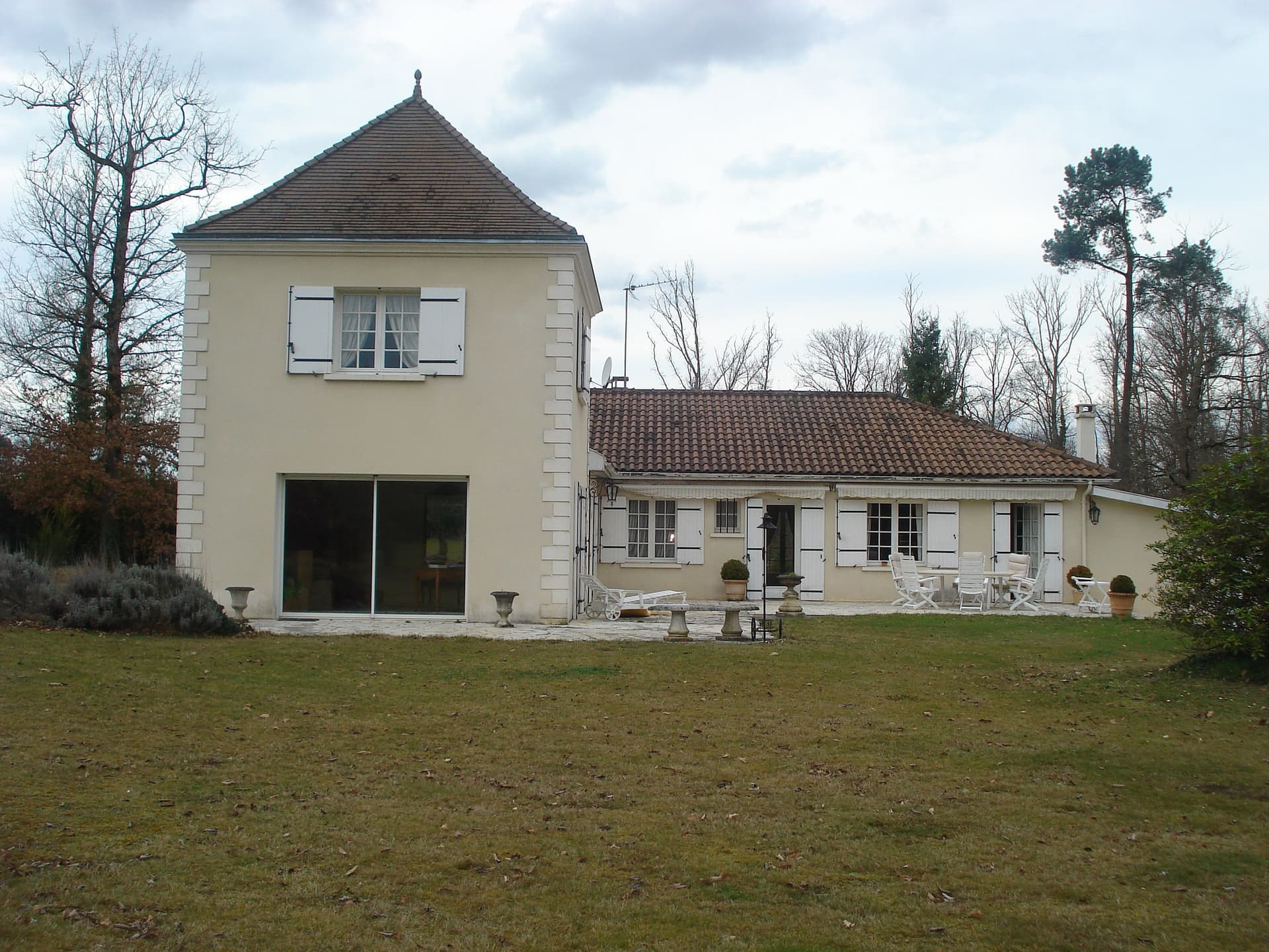 RARE PROPRIÉTÉ DE CARACTERE AVEC PARC ARBORÉ ET TERRAIN CONSTRUCTIBLE JUSQU’A 10 LOTS AU PORTE DE PERIGUEUX à 24000 — 650 000 €