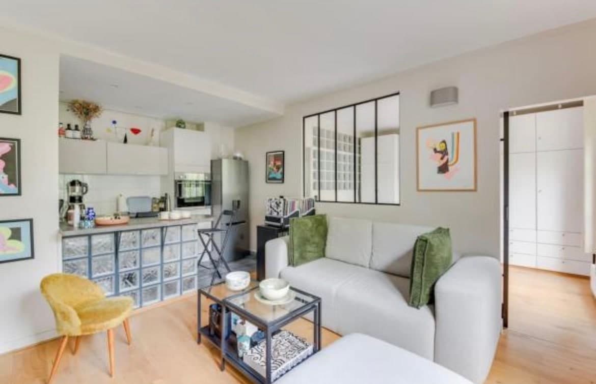 Bel appartement 2 pièces place de la République 75011 à Paris — 96 €